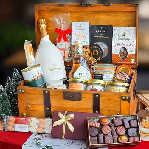 - Grand Holiday Wine & Gourmet Hamper Delivery In Strasbourg | Exclusive Christmas Wine N Gourmet Hamper 